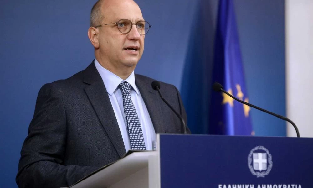 Οικονόμου: Κινητές μονάδες σε νησιά και απομακρυσμένες περιοχές για τον εμβολιασμό των παιδιών